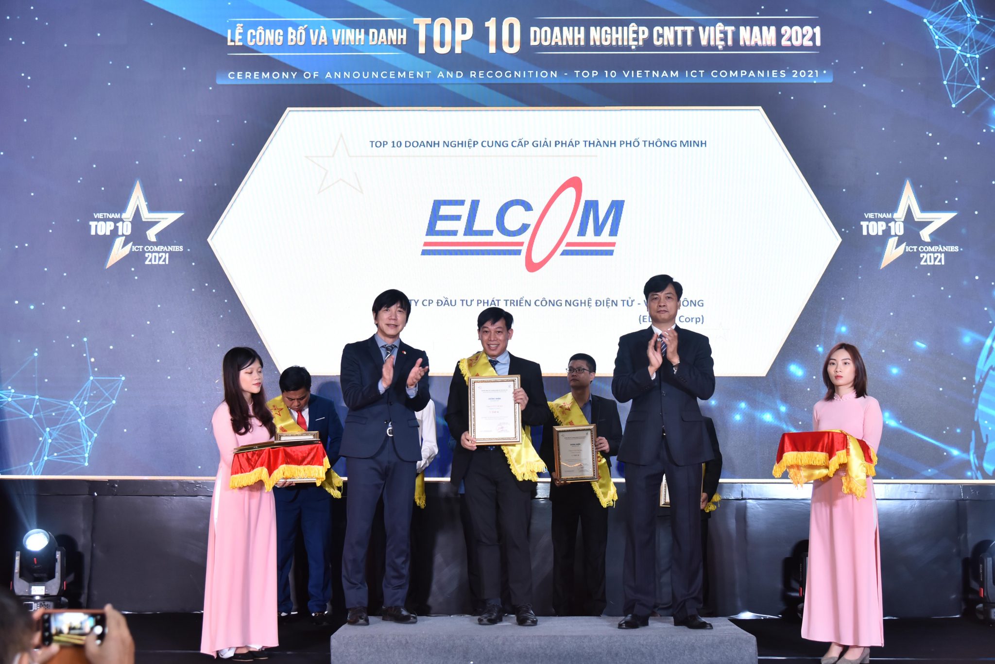 ELCOM xuất sắc nhận cú đúp giải thưởng Top 10 doanh nghiệp CNTT Việt Nam 2021